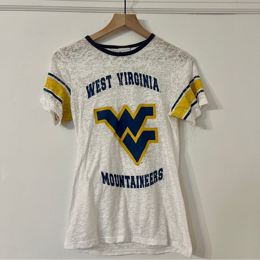 Campus Lifestyle Women’s WVU Mountaineers white Tee flying WV med West Virginia